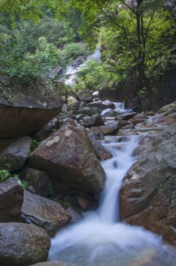 yavaş deklanşör hız kamerası ile çekilen akan su akışı