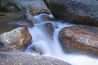 yavaş deklanşör hız kamerası ile çekilen akan su akışı