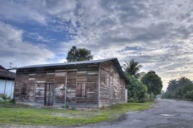 Kırsal alanda terk edilmiş ahşap ev