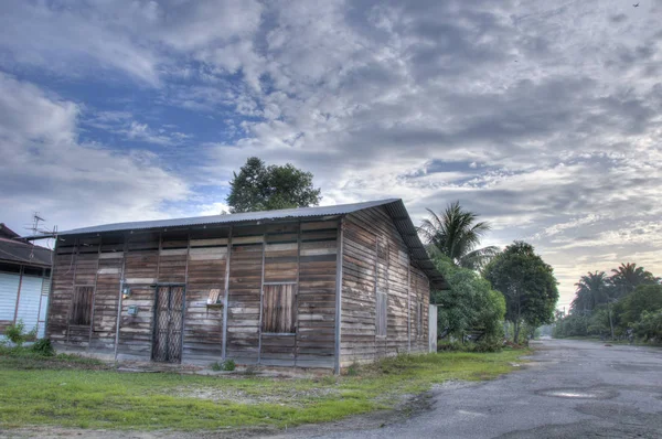 Kırsal alanda terk edilmiş ahşap ev