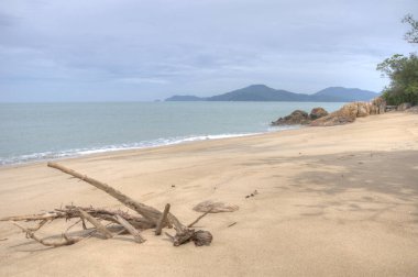 Güzel taşlı ve kumlu plaj.