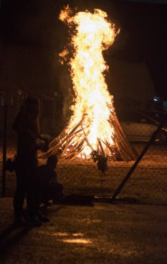 tanınmayan insanlar firecamp izliyor