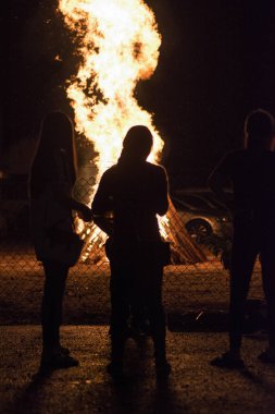 tanınmayan insanlar firecamp izliyor