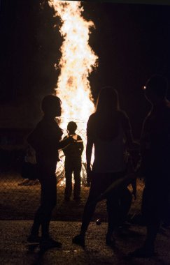 tanınmayan insanlar firecamp izliyor