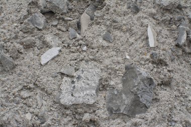 yol veya zemin üzerinde çakıl kırık parçaları
