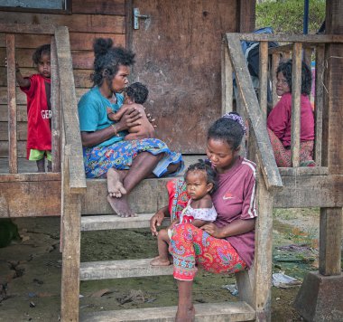 Perak, Malezya. Temmuz 5,2018: Pengkalan Huru'daki evlerinde aborjin ailesinin sahnesi.