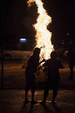 tanınmayan insanlar firecamp izliyor