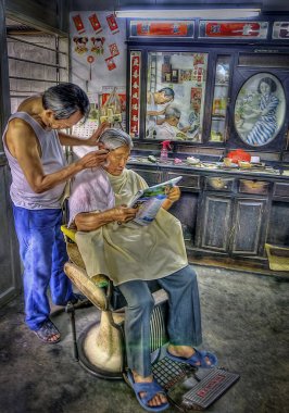 Perak, Malezya. Şubat 2,2019: Çinli berber Old Post Office Kg Koh yolda dükkanında müşteri saç damat.