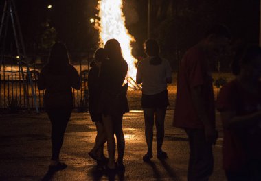 tanınmayan insanlar firecamp izliyor