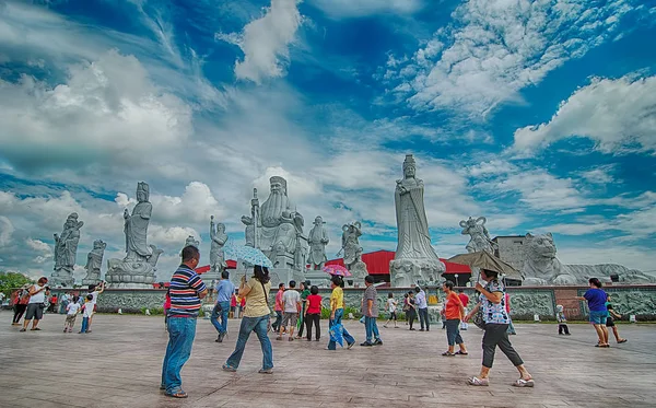 シティアワン ペラク マレーシア 2018年4月21日 パシル パンジャンのトゥア コン神殿のすぐ外にある巨大な神々の像を崇拝する人々の正体不明の群衆 — ストック写真