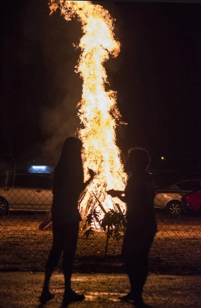 tanınmayan insanlar firecamp izliyor