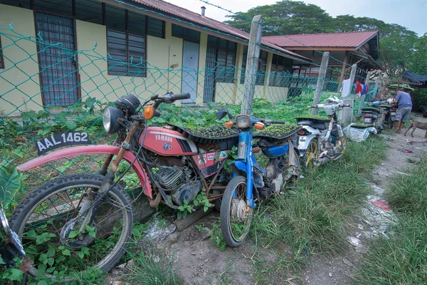 カンポン ペラク マレーシア 2018年5月30日 修理工房の後ろのジャンクヤードで見つかった修理不可能または残骸のオートバイや自転車部品の山 — ストック写真