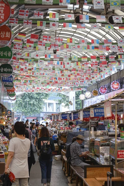 ソウル ソウル チョンノグ 2018年7月29日 光ジャンの伝統的な狭い混雑した市場シーン — ストック写真