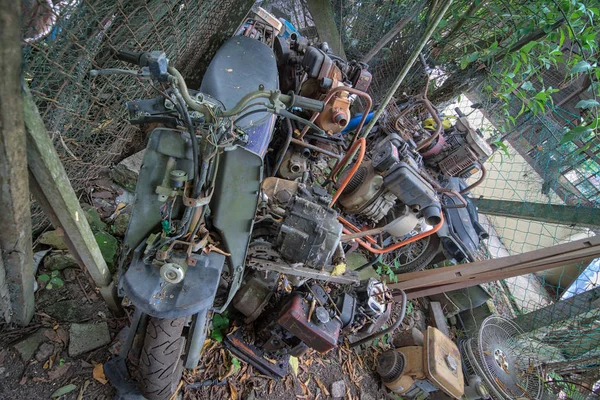 佩拉克 马来西亚 2018 在维修车间后面的垃圾场中发现的摩托车或自行车零件堆 — 图库照片