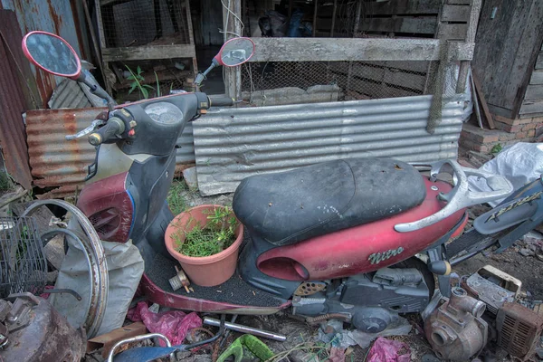 佩拉克 马来西亚 2018 在维修车间后面的垃圾场中发现的摩托车或自行车零件堆 — 图库照片