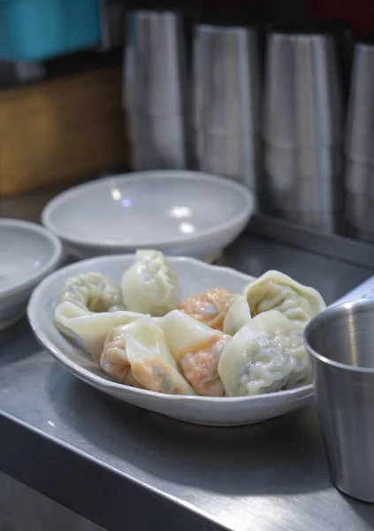 Ein Teller Mit Frischen Mandu Knödeln — Stockfoto