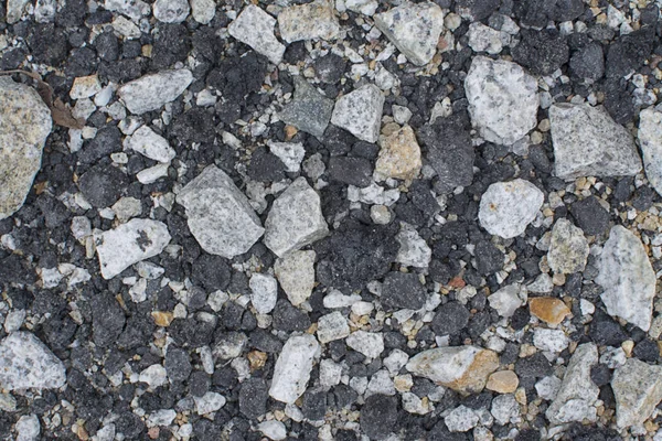 道路または地面に壊れた砂利の破片 — ストック写真