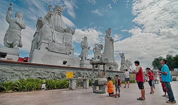 西蒂亚万 佩拉克 马来西亚 2018年4月21日 不明身份的人群在Kg Pasir Panjang的Tua Pek Kong寺庙外敬拜巨大的神像 — 图库照片