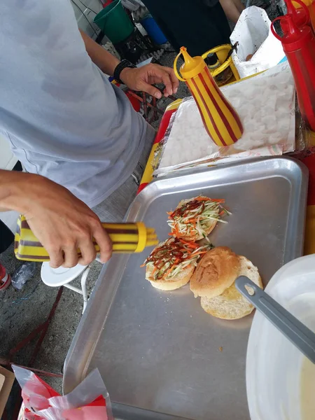 누군가가 수없는 고기와 햄버거 — 스톡 사진