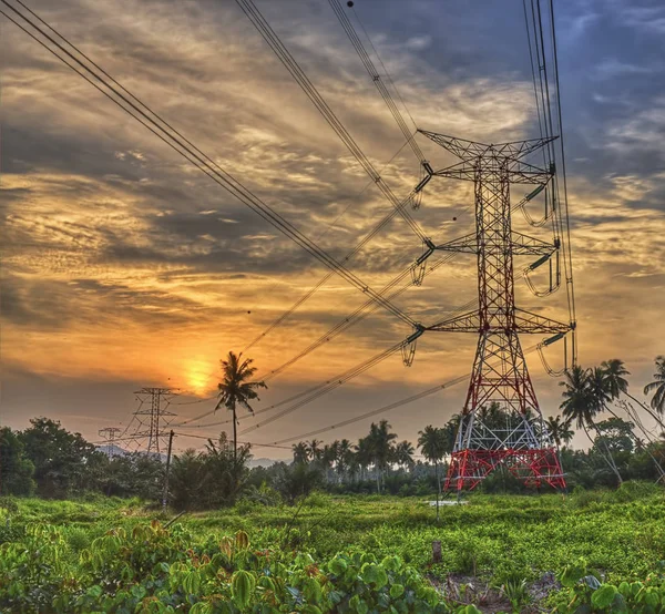 Puesta Sol Las Líneas Torre Eléctrica Cercana —  Fotos de Stock