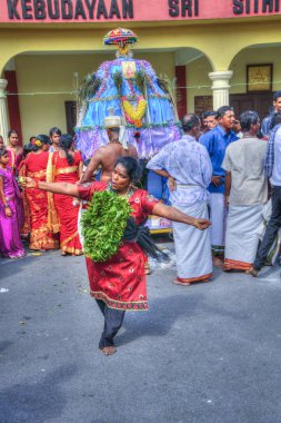 Perak, Malezya. 18 Nisan 2018: Sitiawan Hint Tapınağı'ndaki Thaipusam festivali sırasında Hint alayı sahnesi.