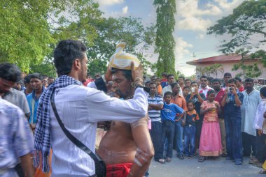 Perak, Malezya. 18 Nisan 2018: Sitiawan Hint Tapınağı'ndaki Thaipusam festivali sırasında Hint alayı sahnesi.