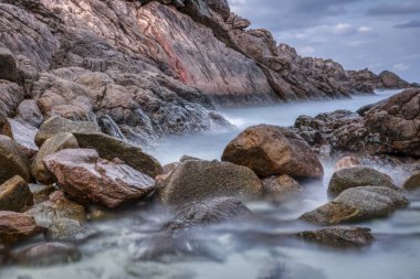 kayalık plajda sıçrama dalgaları