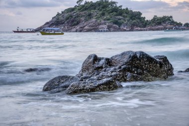 kayalık plajda sıçrama dalgaları