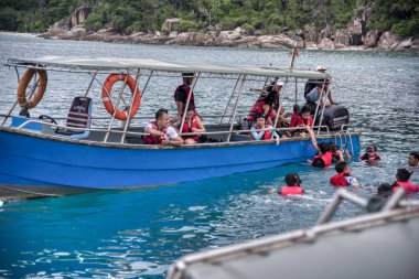 Trengganu, Malezya. 24 Haziran 2019 : Redang Adası Marine Park'ta mavi berrak denizde şnorkelle yüzme faaliyeti. 