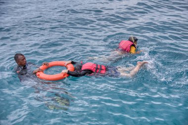 Trengganu, Malezya. 24 Haziran 2019 : Redang Adası Marine Park'ta mavi berrak denizde şnorkelle yüzme faaliyeti. 