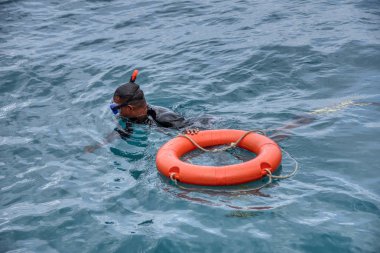Trengganu, Malezya. 24 Haziran 2019 : Redang Adası Marine Park'ta mavi berrak denizde şnorkelle yüzme faaliyeti. 