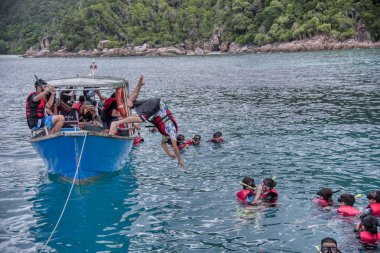 Trengganu, Malezya. 24 Haziran 2019 : Redang Adası Marine Park'ta mavi berrak denizde şnorkelle yüzme faaliyeti. 