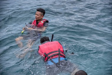 Trengganu, Malezya. 24 Haziran 2019 : Redang Adası Marine Park'ta mavi berrak denizde şnorkelle yüzme faaliyeti. 