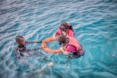 Trengganu, Malezya. 24 Haziran 2019 : Redang Adası Marine Park'ta mavi berrak denizde şnorkelle yüzme faaliyeti. 