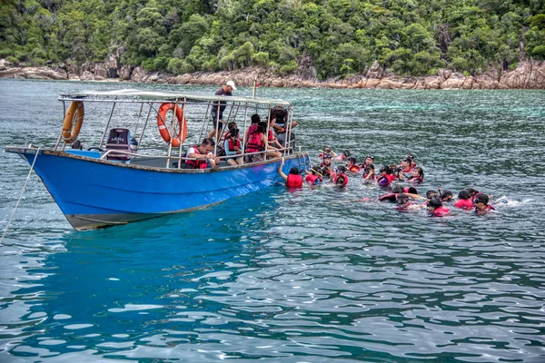 Trengganu, Malezya. 24 Haziran 2019 : Redang Adası Marine Park'ta mavi berrak denizde şnorkelle yüzme faaliyeti. 