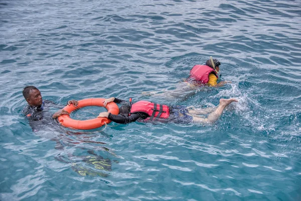 Trengganu, Malezya. 24 Haziran 2019 : Redang Adası Marine Park'ta mavi berrak denizde şnorkelle yüzme faaliyeti. 