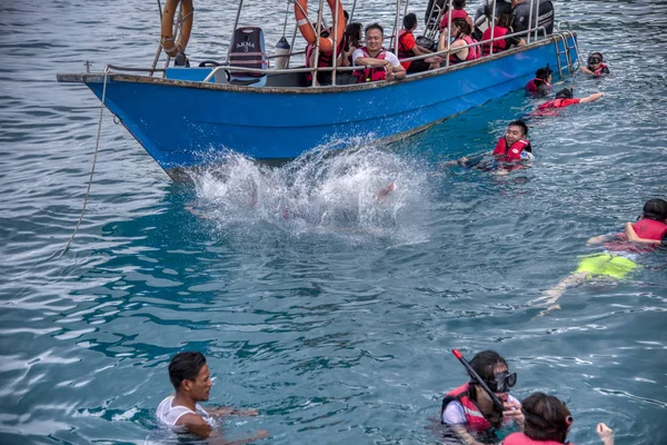 Trengganu, Malezya. 24 Haziran 2019 : Redang Adası Marine Park'ta mavi berrak denizde şnorkelle yüzme faaliyeti. 