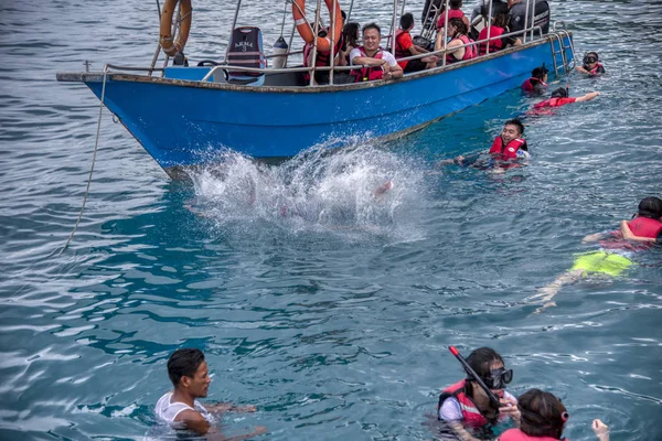 Trengganu Malajzia Június 2019 Tevékenység Emberek Snorkeling Kék Kristálytiszta Tenger — Stock Fotó