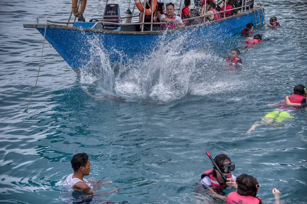 Trengganu, Malezya. 24 Haziran 2019 : Redang Adası Marine Park'ta mavi berrak denizde şnorkelle yüzme faaliyeti. 