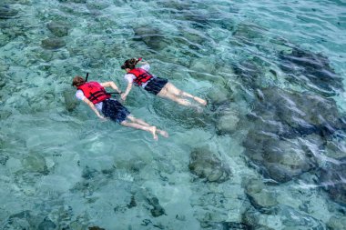 Trengganu, Malezya. 24 Haziran 2019 : Redang Adası Marine Park'taki şnorkelli yüzme plajının keyfini çıkaran turistin manzarası ve etkinliği. 