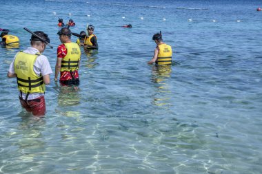 Trengganu, Malezya. 24 Haziran 2019 : Redang Adası Marine Park'taki şnorkelli yüzme plajının keyfini çıkaran turistin manzarası ve etkinliği. 