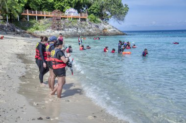 Trengganu, Malezya. 24 Haziran 2019 : Redang Adası Marine Park'taki şnorkelli yüzme plajının keyfini çıkaran turistin manzarası ve etkinliği. 
