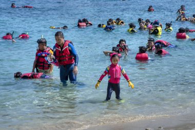 Trengganu, Malezya. 24 Haziran 2019 : Redang Adası Marine Park'taki şnorkelli yüzme plajının keyfini çıkaran turistin manzarası ve etkinliği. 