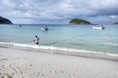Trengganu, Malezya. 24 Haziran 2019 : Redang Adası sahil şeridinde akşam plaj gevşemesi veya selfie keyfi olan kişi veya turistin sahnesi ve etkinliği. 