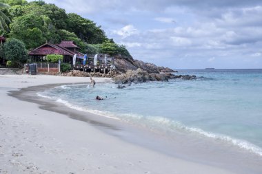 Trengganu, Malezya. 24 Haziran 2019 : Redang Adası sahil şeridinde akşam plaj gevşemesi veya selfie keyfi olan kişi veya turistin sahnesi ve etkinliği. 