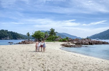 Trengganu, Malezya. 24 Haziran 2019 : Güzel genç kızların manzara manzarası ve aktivitesi, Redang Adası'ndaki Marine Park'taki güzel plajın etrafında fotoğraf çekmenin keyfini çıkarıyor. 
