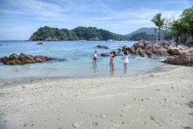 Trengganu, Malezya. 24 Haziran 2019 : Güzel genç kızların manzara manzarası ve aktivitesi, Redang Adası'ndaki Marine Park'taki güzel plajın etrafında fotoğraf çekmenin keyfini çıkarıyor. 
