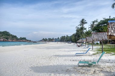 Trengganu, Malezya. 24 Haziran 2019 : Redang Adası sahil şeridinde akşam plaj gevşemesi veya selfie keyfi olan kişi veya turistin sahnesi ve etkinliği. 