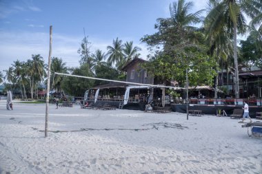 Trengganu, Malezya. 24 Haziran 2019 : Redang Adası sahil şeridinde plaj boyunca voleybol ağları geçen yürüyen insanların sahne ve etkinliği. 