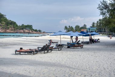 Trengganu, Malezya. 24 Haziran 2019 : Redang Adası sahil şeridinde akşam plaj gevşemesi veya selfie keyfi olan kişi veya turistin sahnesi ve etkinliği. 